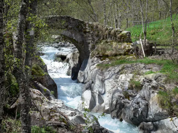Almas do Diabo - Pequena ponte abrangendo a torrente de Navette, pedras e árvores; no município de La Chapelle-en-Valgaudémar, no Valgaudemar, no Parque Nacional Ecrins (cordilheira Ecrins)