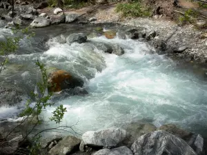 Almas do Diabo - Torrente de Navette e pedras; no município de La Chapelle-en-Valgaudémar, no Valgaudemar, no Parque Nacional Ecrins (maciço de Ecrins)