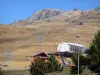 Alpe d'Huez - Estância de esportes de inverno e verão (estação de esqui): teleférico da área de esqui no outono