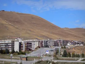 Alpe d'Huez - Estância de esportes de inverno e verão (estação de esqui): edifícios e elevadores da área de esqui no outono