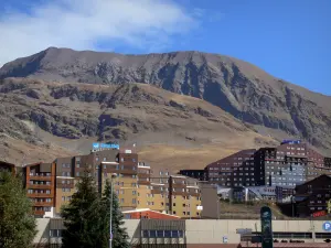 L'Alpe d'Huez - Immeubles de la station de sports d'hiver et d'été (station de ski), montagne dominant l'ensemble
