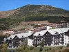 Alpe d'Huez - Edifícios do inverno e verão esportes resort (estância de esqui), montanha pontilhada com árvores que dominam todo