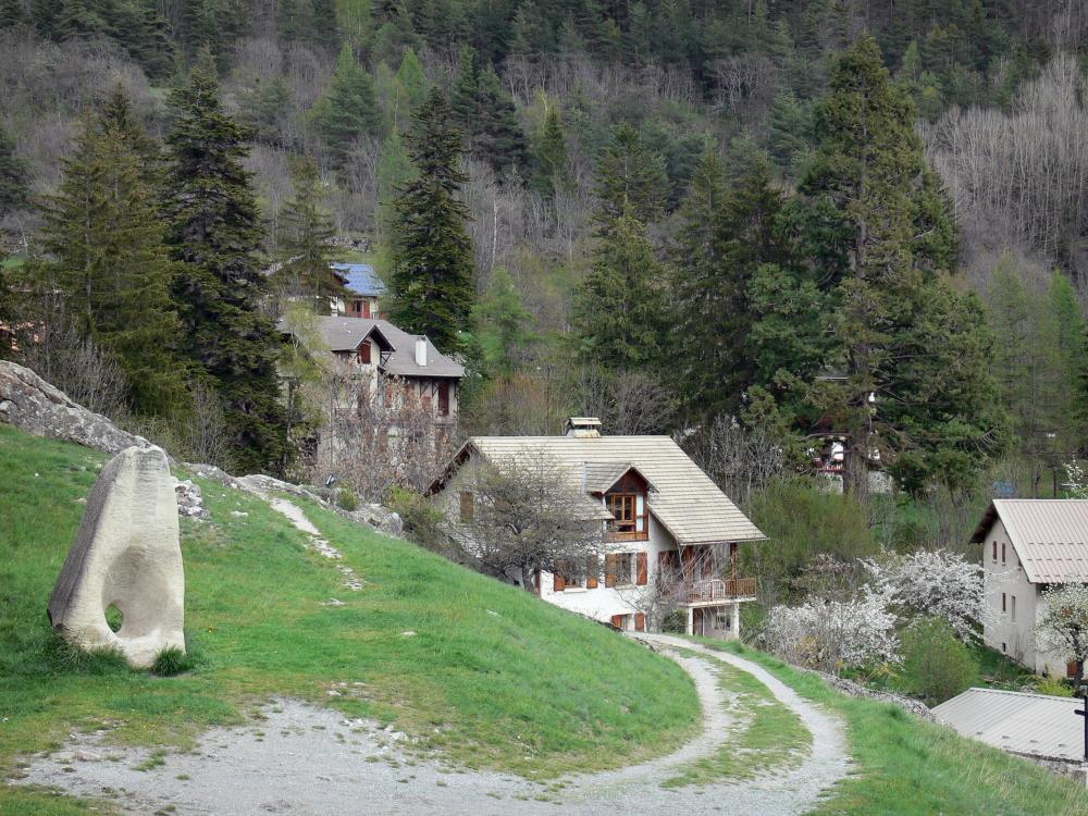 Guide des Alpes-de-Haute-Provence - Colmars - Sentier, maisons et arbres