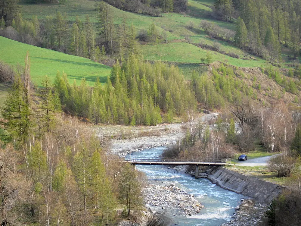 Reiseführer der Alpes-de-Haute-Provence - Landschaften der Alpes-de-Haute-Provence - Tal der Ubaye: Brücke überspannend den Fluss Ubaye, Ufer, Bäume und Wiesen