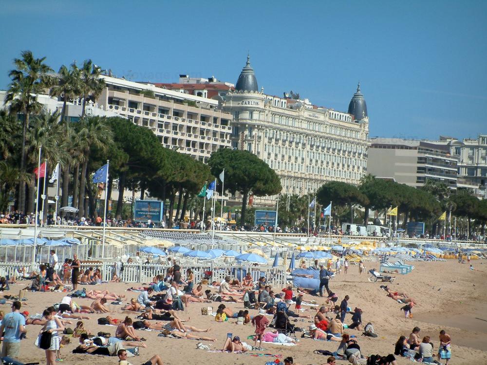 Guide des Alpes-Maritimes - Cannes - L'hôtel Carlton avec sa plage