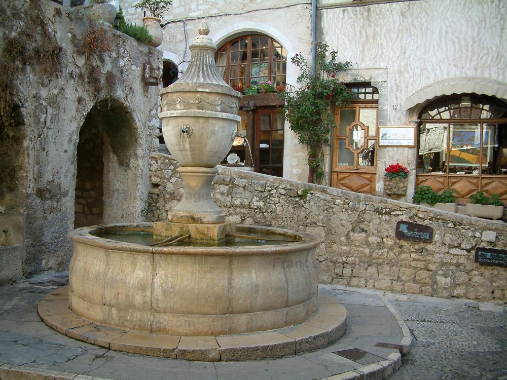 Guide des Alpes-Maritimes - Saint-Paul-de-Vence - Fontaine et son lavoir sur une petite place