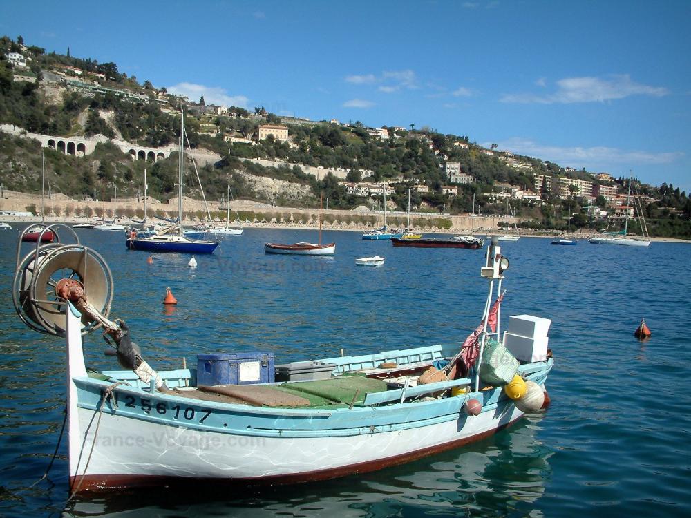 Guide des Alpes-Maritimes - Villefranche-sur-Mer - Bateau coloré avec mer et montagne