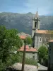 Alta Rocca - Casas de granito y de la iglesia pueblo de Zonza, montañas en el fondo