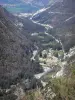 Alto valle del Verdon - Verdon río rodeado de árboles y montañas