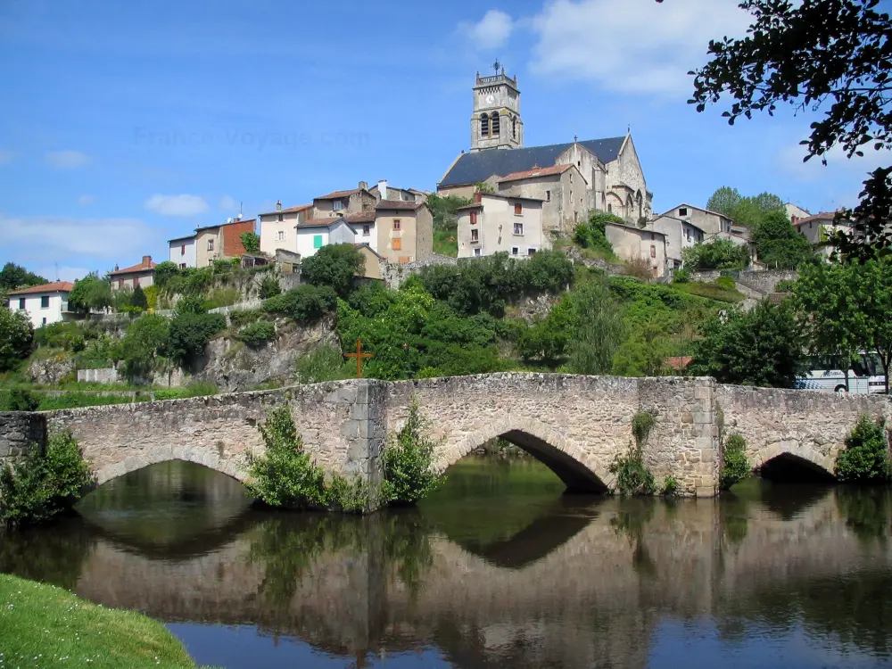 Guia do Alto-Vienne - Bellac - Ponte que atravessa o rio (o Vincou), igreja de Notre-Dame e casas da cidade