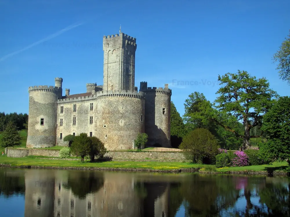 Guia do Alto-Vienne - Castelo, montbrun - Fortaleza, árvores e fossos, no Parque Natural Regional de Périgord-Limousin