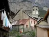 Guía de Altos Alpes - Plampinet - Espadaña de la iglesia de San Sebastián y las casas de la aldea en el valle del Clarée