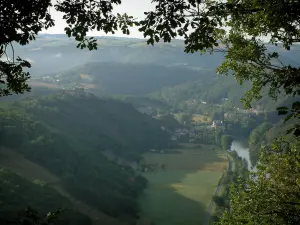 Ambialet - Bäume im ersten Plan mit Blick auf die Schleife des Tarn (Fluss), das Dorf, das Priorat das sich an der Spitze der Halbinsel befindet und die Hügel bedeckt mit Wäldern, im Tal Tarn