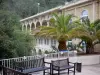 Amelie-les-Bains-Palalda - Spa e clima: banhos termais Mondony, palmeiras e bancos em primeiro plano