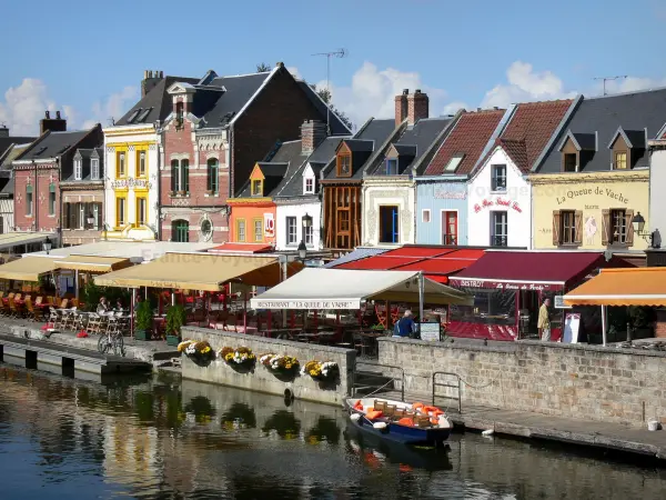 Amiens - Saint-Leu wijk: huizen, outdoor restaurants en cafes langs het kanaal