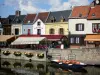 Amiens - Viertel Saint-Leu: kleine Häuser, Terrasse eines Restaurants am Rande des Wassers, Kahn auf dem Kanal