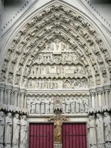 Amiens - Notre-Dame kathedraal (Gotische): timpaan van zuidelijke portaal, de portal sprak de Gouden Maagd