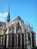 Amiens - Turmspitze und Chorhaupt der gotischen Kathedrale Notre-Dame und Standbild von Pierre l'Ermite