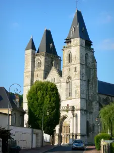 Les Andelys - Façade de la collégiale Notre-Dame des Andelys (église Notre-Dame), rue et maison du Grand-Andely