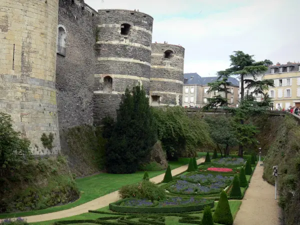 Angers - Recorridos por el castillo (casas de fortaleza medieval del museo de tapices), jardín (flores, arbustos recortados), los árboles y los edificios de la ciudad