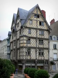 Angers - Casa de Adán (casa antigua con paredes de madera) y los arbustos en macetas en lugar de Santa Cruz