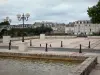 Angers - Acqua della piscina, lampioni, case e palazzi della città