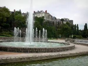 Angers - Casas alza sobre el chorro de agua desde la explanada del Puerto de Ligny