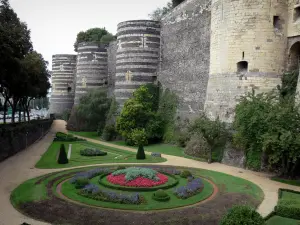 Angers - Recorridos por el castillo (casas de fortaleza medieval del museo de tapices), jardín (flores) y los árboles