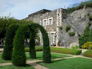Angers - Castillo de jardín (césped, arbustos podados)