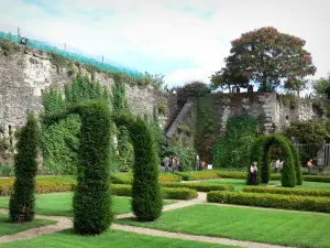 Angers - Castillo de jardín (césped, arbustos podados)