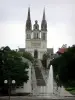 Angers - Cattedrale di St. Maurice, spruzzi d'acqua, montato St. Maurice e case nella città vecchia