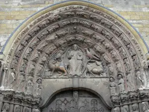 Angers - Fachada de la catedral de Saint-Maurice: el tímpano