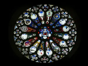 Angers - Dentro de la catedral de Saint-Maurice: vidrios de colores de la rosa