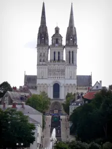 Angers - Catedral de Saint-Maurice, San Mauricio y las casas de altura en el casco antiguo