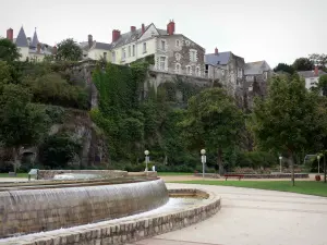 Angers - Casas colgadas con vistas a la fuente de la plaza de Puerto Ligny