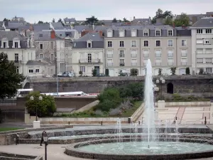 Angers - Splash de agua desde la explanada del Puerto de Ligny, gabarras (barcos) acoplado, casas y edificios en la ciudad