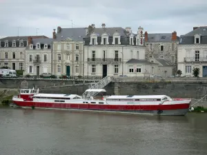 Angers - Maine río con una barcaza (barco) y casas de la ciudad