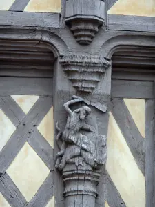 Angers - Figura tallada en madera de la casa de Adán