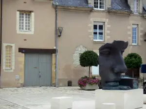 Angers - Escultura en macetas, arbustos y casas