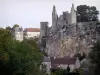 Angles-sur-l'Anglin - Ruïnes van het kasteel (middeleeuwse burcht) op een rots, dorp huizen en bomen