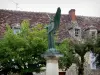Angles-sur-l'Anglin - Statue du monument aux morts, arbres et maisons du village