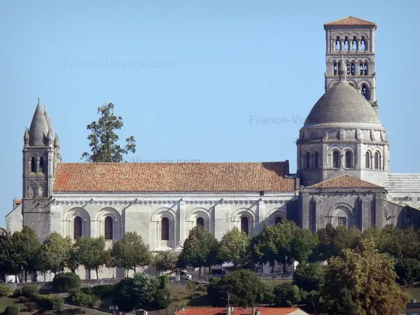Angoulême - Catedral de São Pedro e árvores