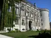Angoulême - Façade de l'hôtel de ville de style gothico-Renaissance avec sa tour ronde de l'ancien château médiéval et son jardin, dans la ville haute