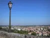 Angoulême - Des remparts de la ville haute, vue sur les maisons et bâtiments de la ville basse (vallée de la Charente), lampadaire en premier plan