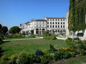 Angoulême - Jardin fleuri (fleurs, pelouses) de l'hôtel de ville et bâtiments de la ville haute