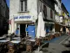 Angoulême - Terrasses de restaurants et maisons de la ville haute