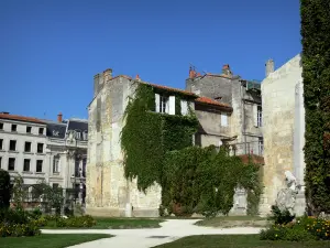 Angoulême - Jardin fleuri de l'hôtel de ville et maisons de la ville haute