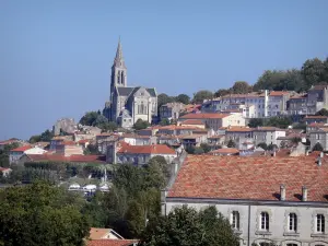 Angoulême - Clocher de l'église Saint-Ausone, arbres, maisons et immeubles de la ville