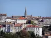Angoulême - Clocher de l'ancienne chapelle des Cordeliers, maisons et immeubles de la ville