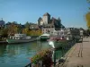 Annecy - Canal du Thiou avec son embarcadère (port) et ses bateaux (vedettes), quai Napoléon III (berge), rambarde décorée de fleurs, musée-château et maisons de la vieille ville